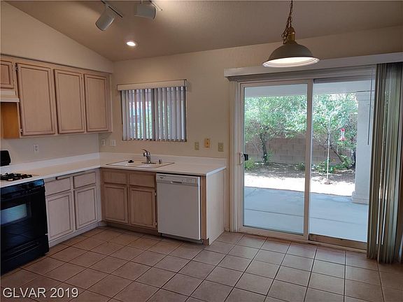 4th image of 2479 River Oaks Dr