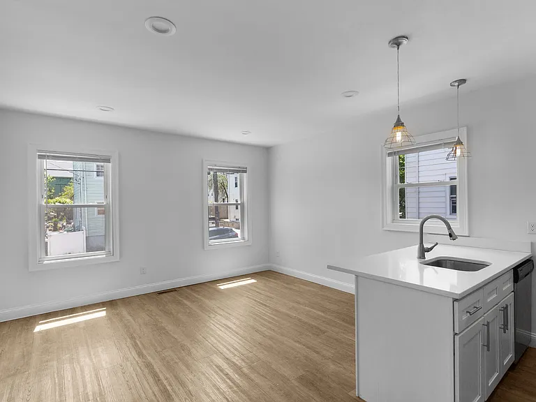 10 Trenton St — Photo 37