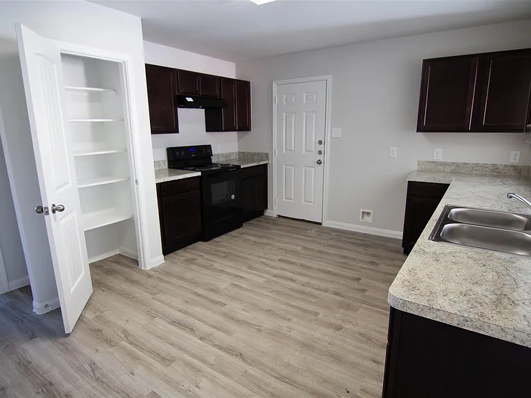 3514 Bluebird Park Ln — Photo 2