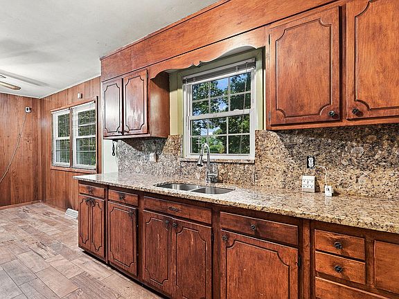 5th image of 1008 Beverly Dr