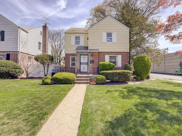 5855 212th St, Oakland Gardens, NY 11364