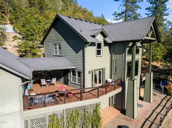 33 Quail Run Dr, Shady Cove, OR 97539