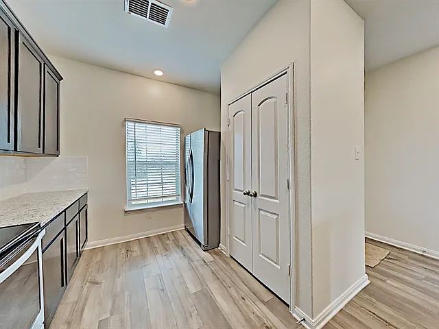 5 bed, 2.5 bath, 2700 sqft, $2,395 — Photo 3