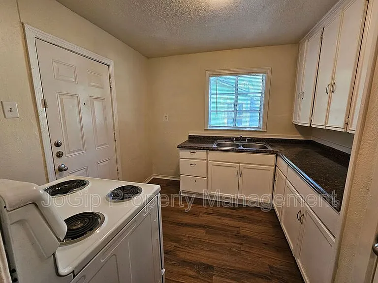 6540 Hollis Ave — Photo 9