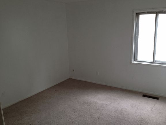 4th image of 5437 Glencoe St