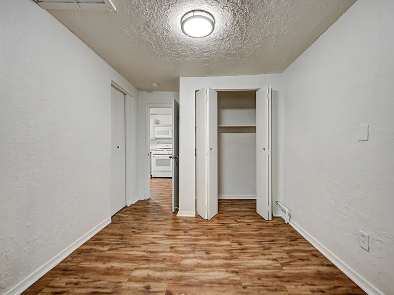 204 S Stewart Ave — Photo 19