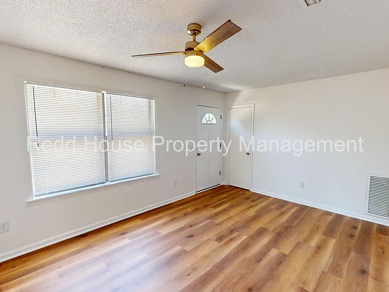 600 Howell St — Photo 3