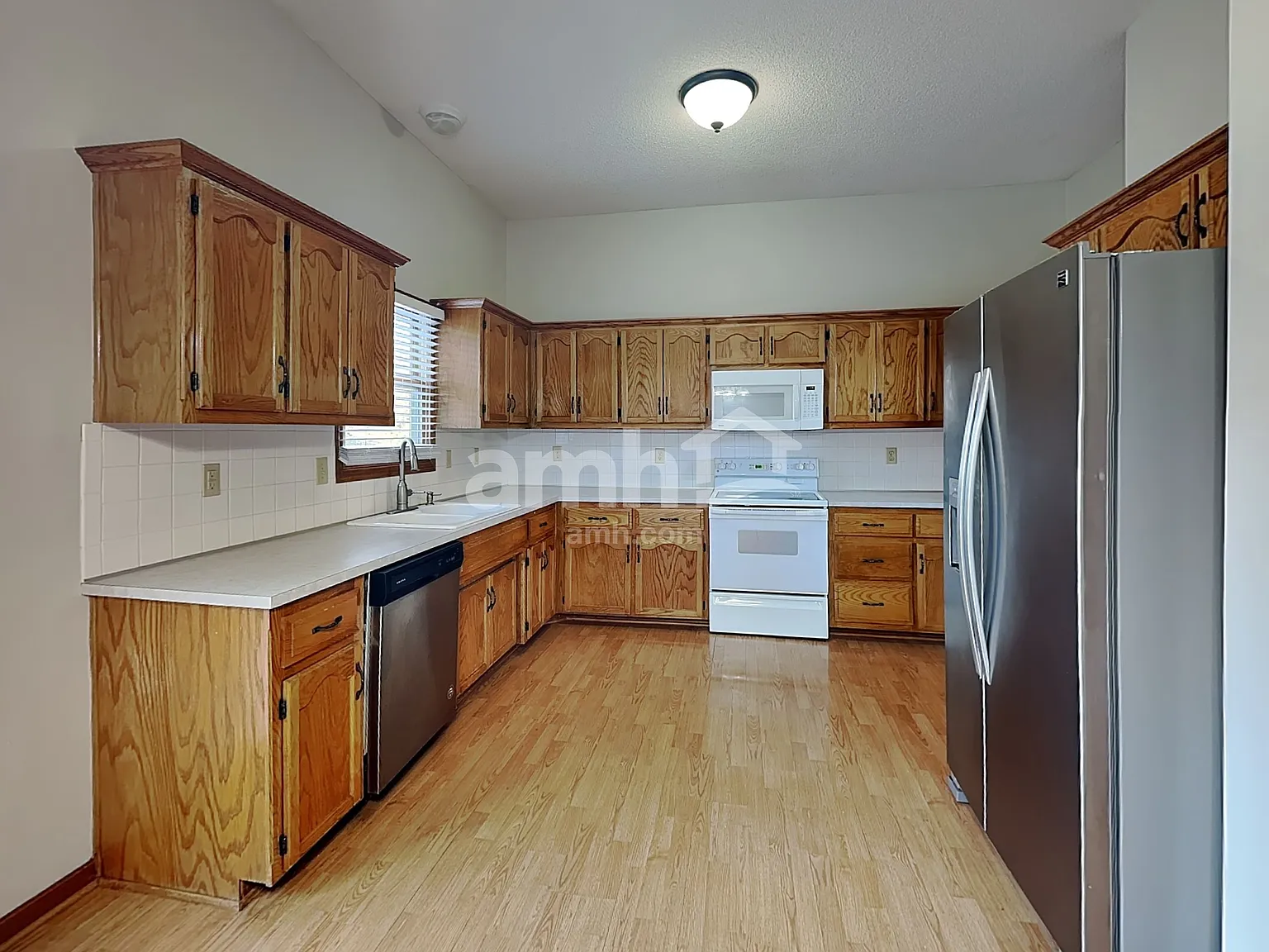 3 bed, 2.0 bath, 2190 sqft, $2,420 — Photo 3