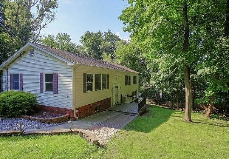66 Maple St — Photo 2