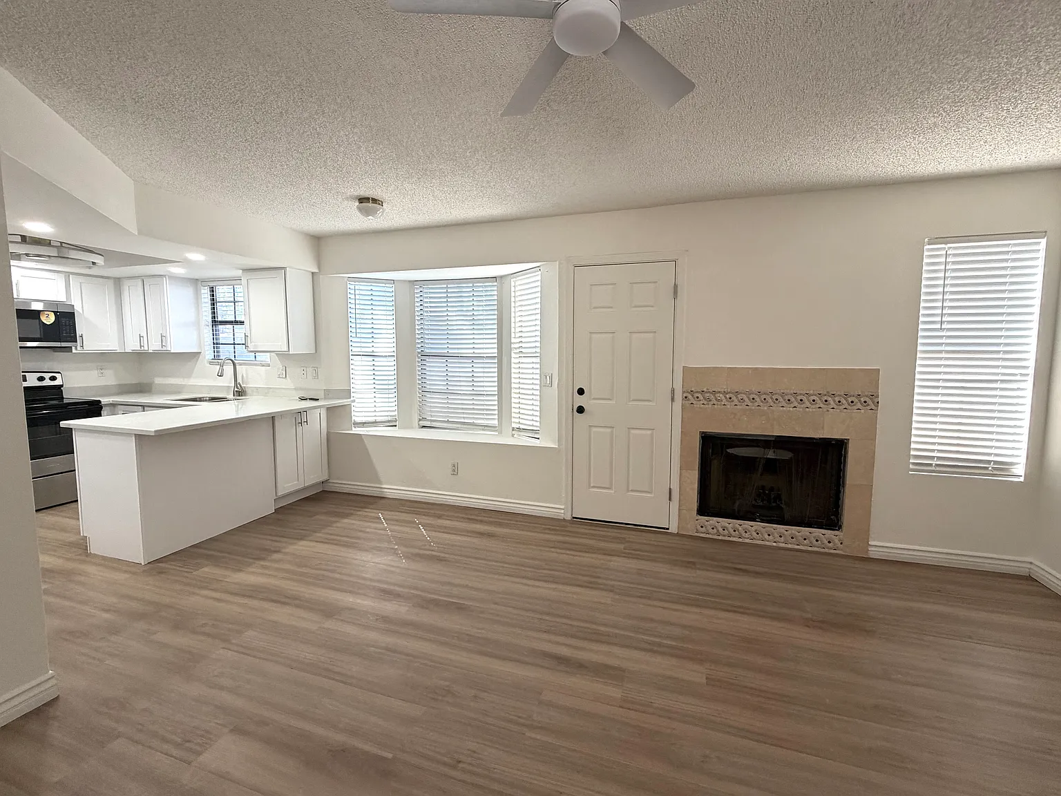 3 bed, 2.5 bath, 1098 sqft, $1,999 — Photo 4