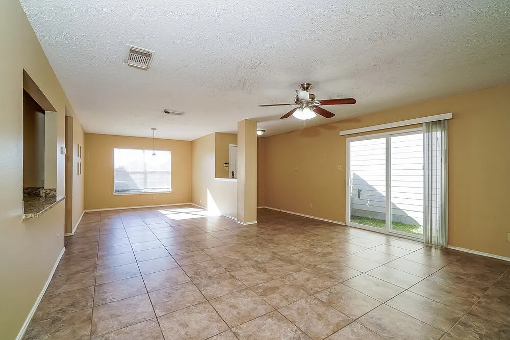 3 bed, 2.0 bath, 1386 sqft, $1,455 — Photo 4
