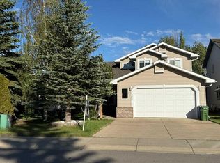 704 Woodside Dr NW, Airdrie, AB T4B2G9
