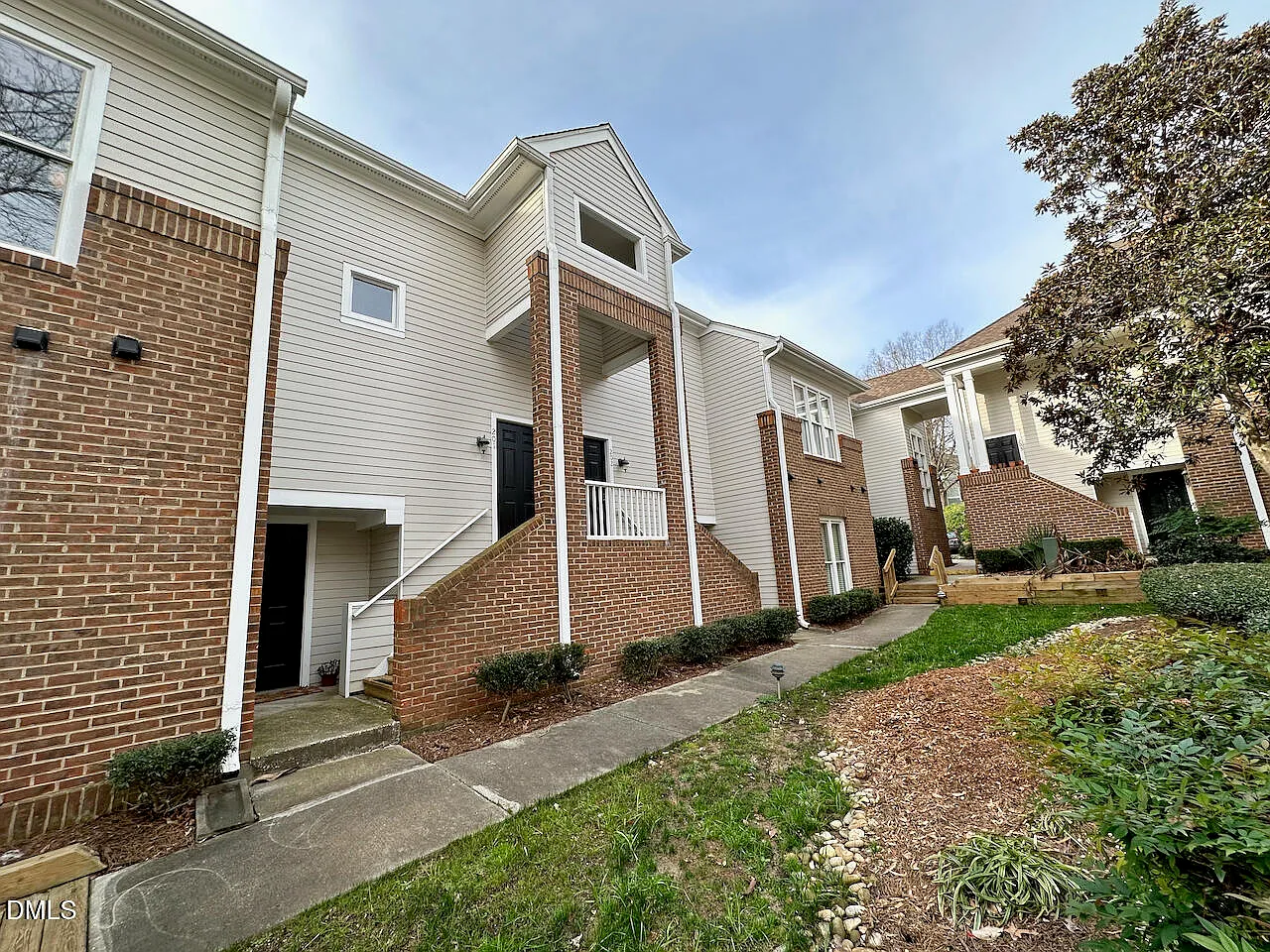 2 bed, 2.0 bath, 987 sqft, $2,200 — Photo 2