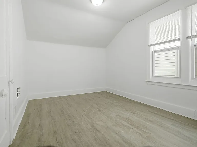 5045 Fairview St — Photo 14