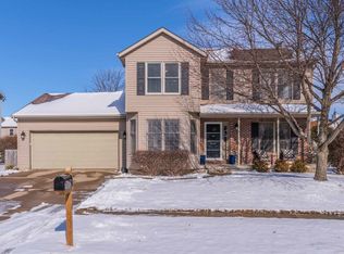 10 Chesterfield Ct, Bloomington, IL 61704