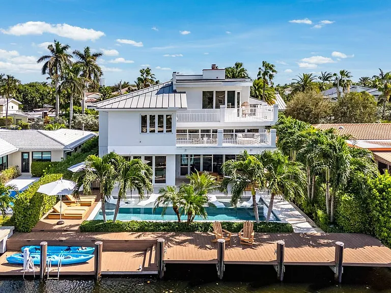 A true waterfront gem, where the canal meets lush greenery for ultimate tranquility.
