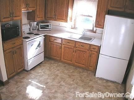 Kitchen
						:
						Newer oak cabinets.