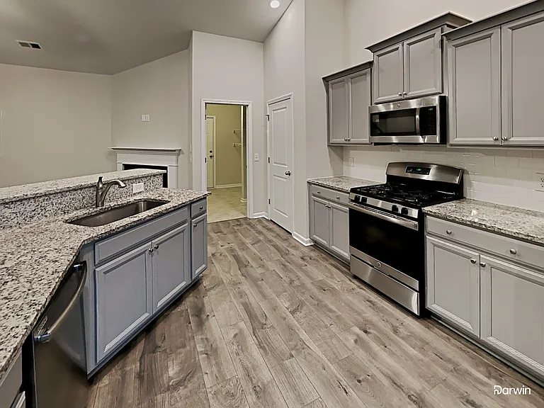 701 Redbud Ln — Photo 3