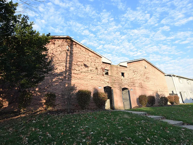 1251 Summit St — Photo 1
