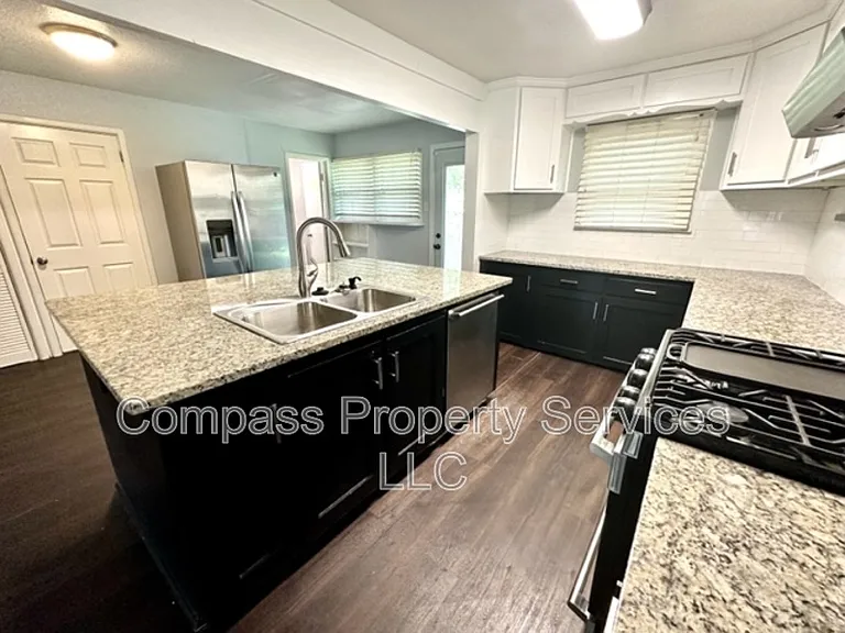 1317 Hillside St — Photo 8