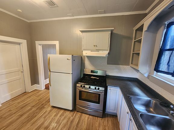 3rd image of 703 Julia St