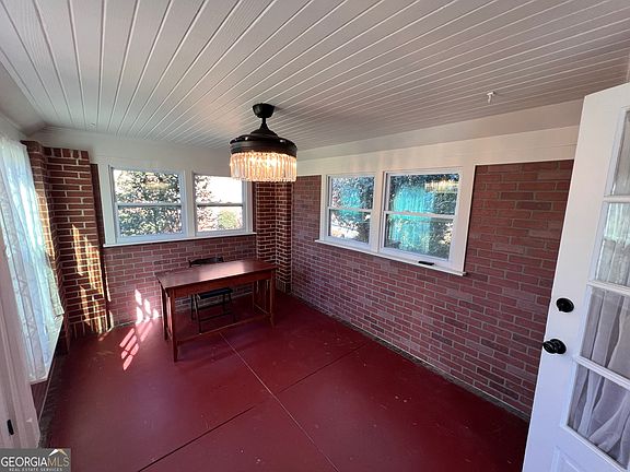 4th image of 105 Lacross St