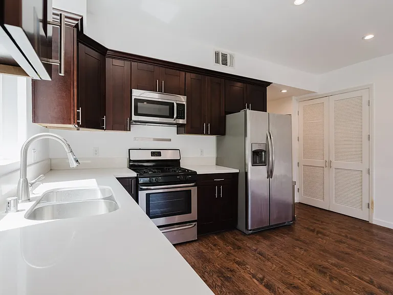 13551 Burbank Blvd #1 — Photo 16