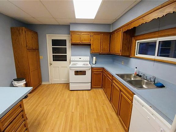5th image of 261 East St