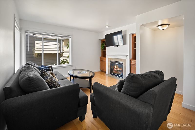 3rd image of 226 B 26th Avenue E