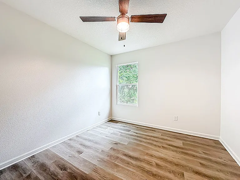 780 W 5th St — Photo 13