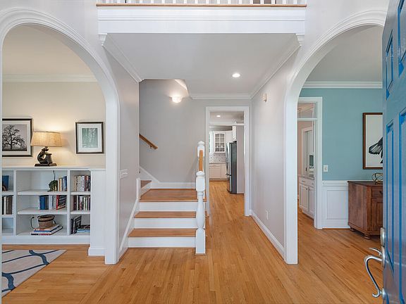 5th image of 202 Pitch Pine Ln