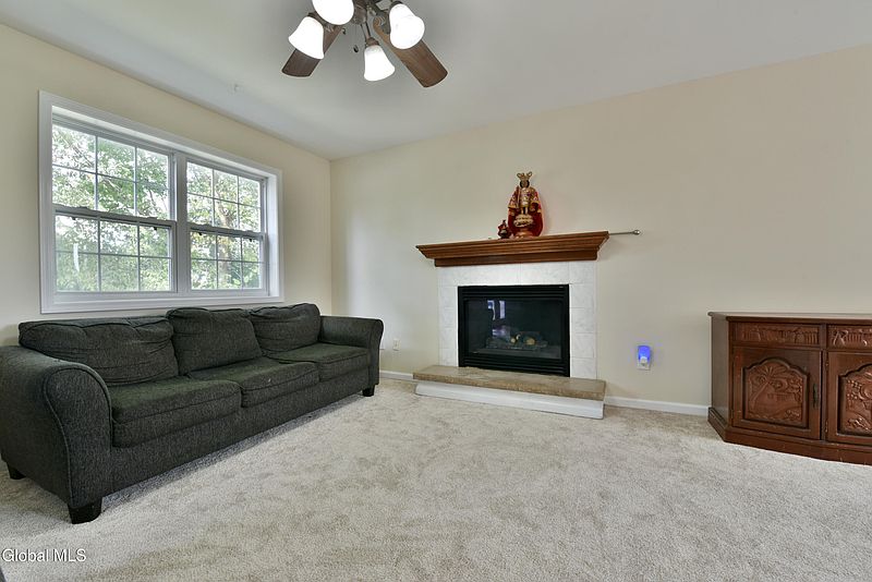 3rd image of 13 Erie Court