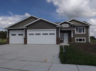 242 Blue Bell Cir, Brookings, SD 57006