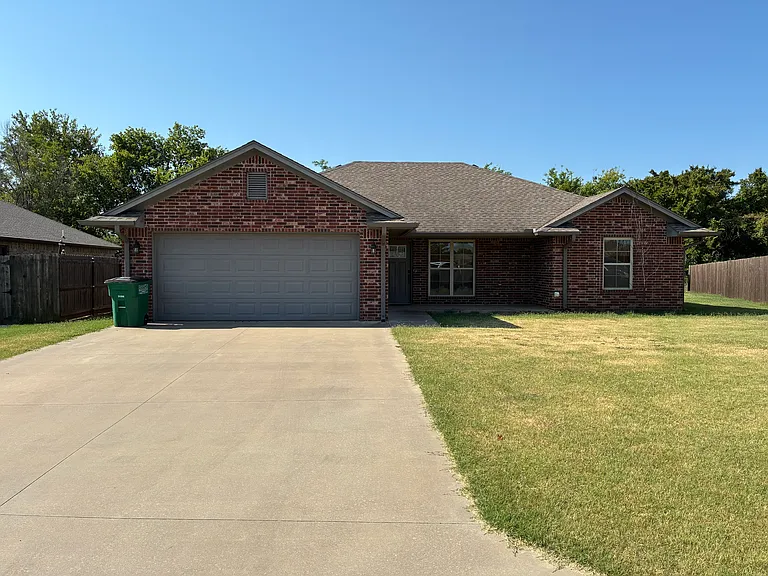 706 Carnes Cir — Photo 1