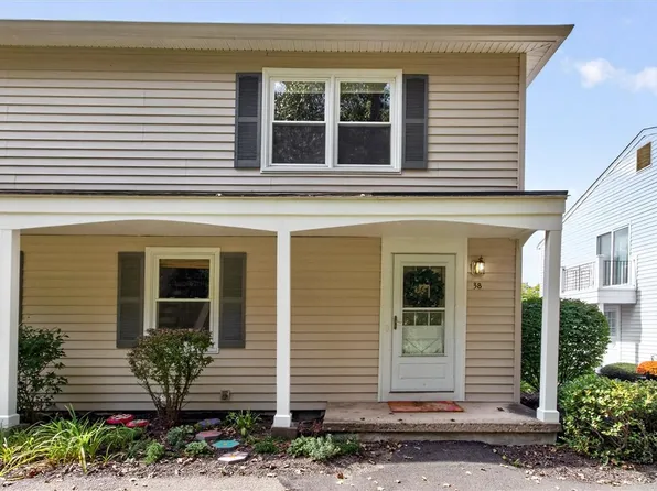 38 Falcon Ln E, Fairport, NY 14450