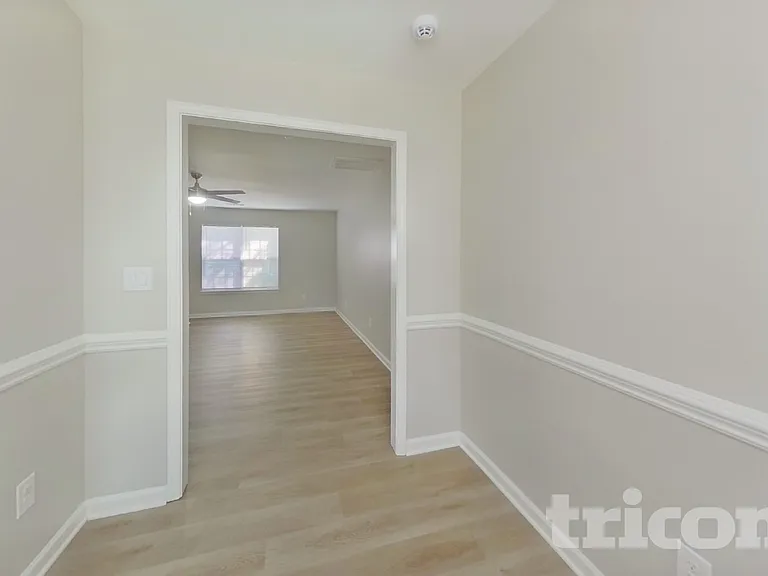 1131 Delander Ln — Photo 5