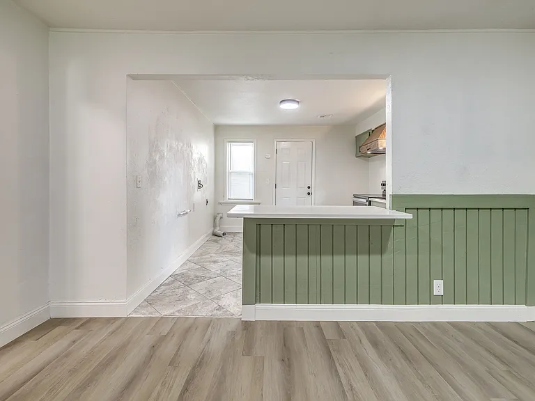 208 E Carson St — Photo 14