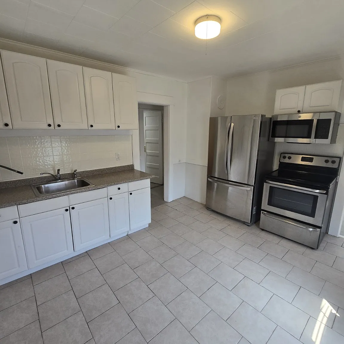 3 bed, 900 sqft, $1,600 — Photo 2