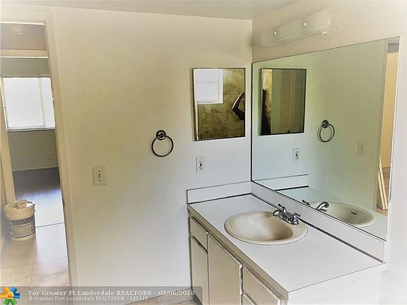 5th image of 502 Gardens Dr APT 102