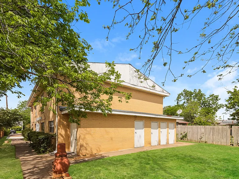 1400 N Austin St — Photo 16