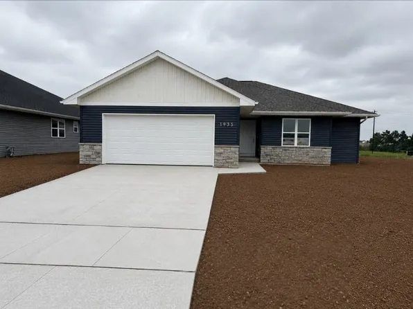 1935 Huffcutt Ln, Waupaca, WI 54981