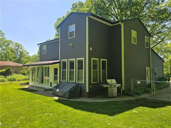 9443 Ledge Acres Rd, Macedonia, OH 44056