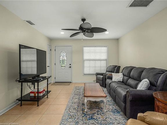 2nd image of 74 Jasmine St