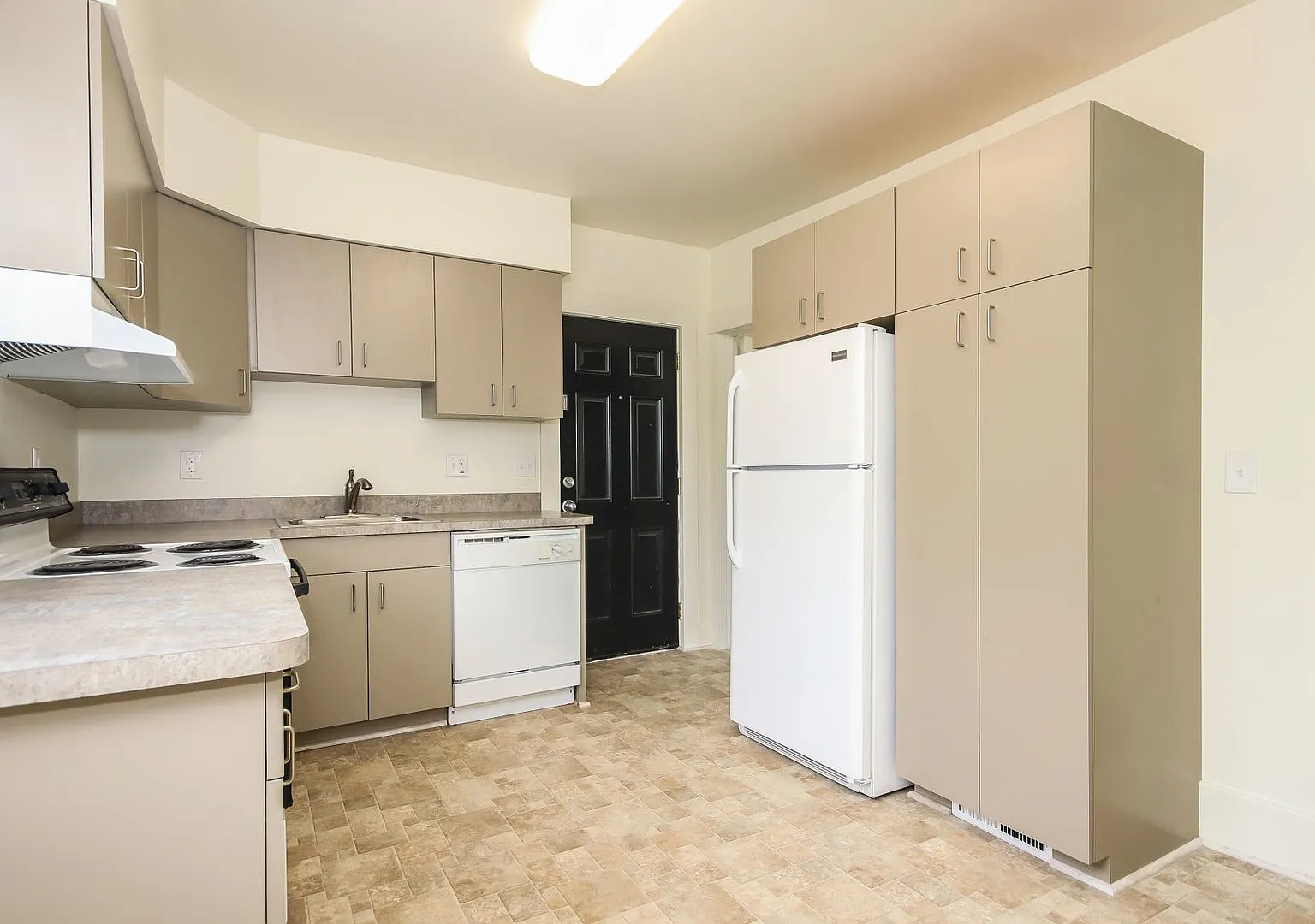 4 Bed/2 Bath Private Home Available August '27 — Photo 2