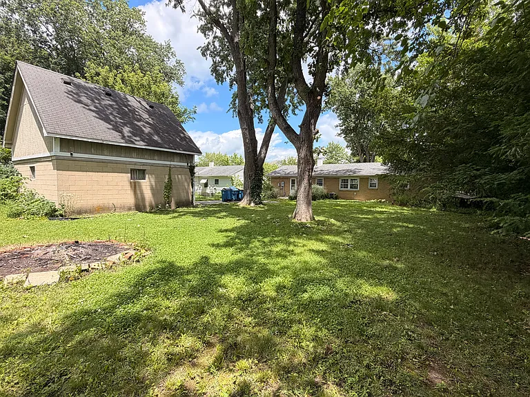 836 E Auman Dr — Photo 6