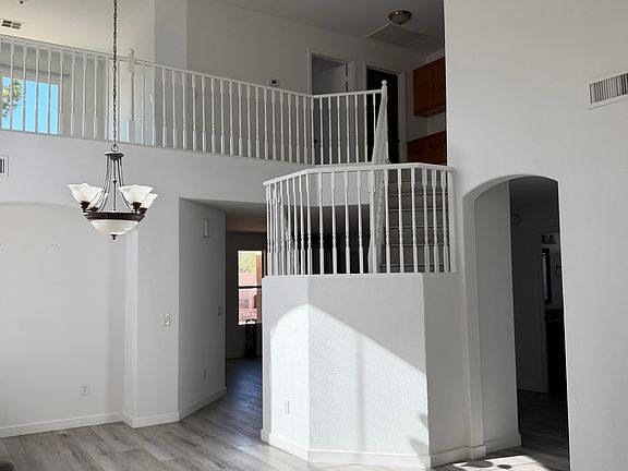 4th image of 1124 W Laurel Ave