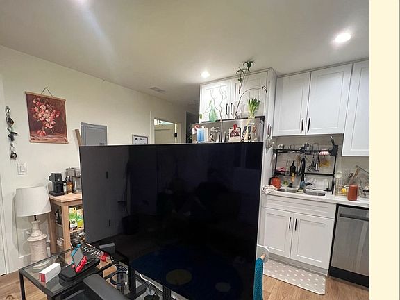 4th image of 5110 Irvington Pl #B