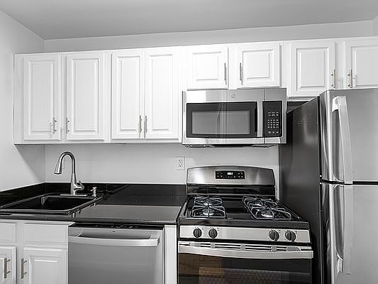 3rd image of 230 E 15th St APT 1K