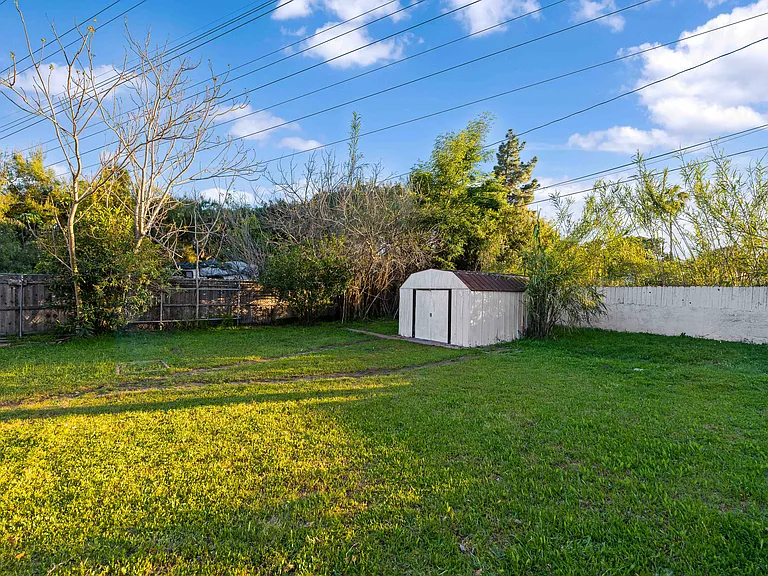 1103 N Maple St — Photo 32