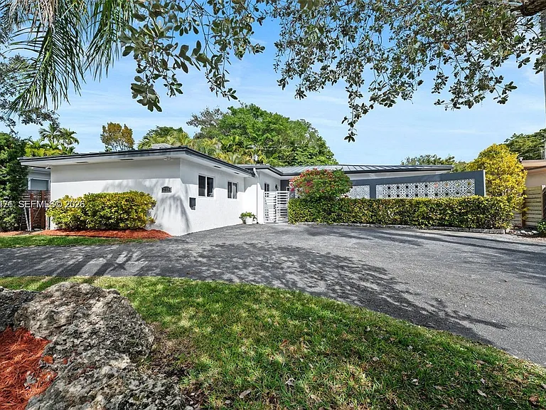 218 Shore Dr S — Photo 4